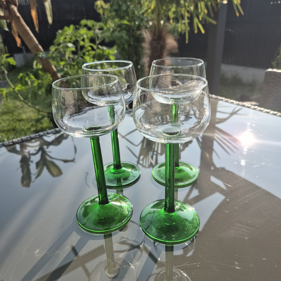 Image 1 of Set von 4 Gläsern im Vintage-Stil - Frankreich, 70er Jahre - smaragdgrüner Stiel