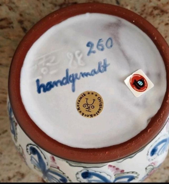 Image 1 of Keck keramische kan met tinnen deksel, handbeschilderd, cranberrymotief