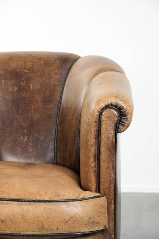 Image 1 of Joli fauteuil club vintage en peau de mouton de style anglais