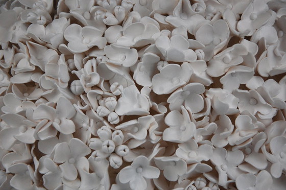 Image 1 of Witte, handgemaakte hortensia bloemsculptuur - Groot botanisch kunstwerk dat de aandacht trekt.