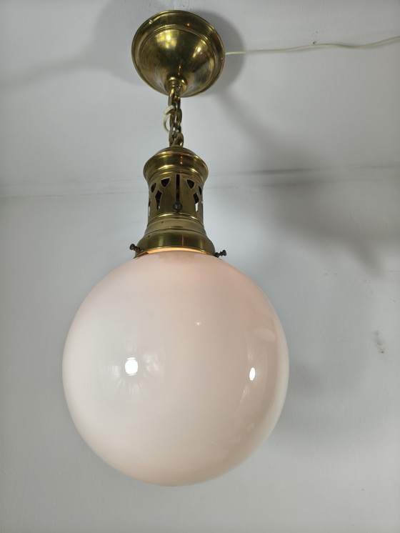 Image 1 of Pendentif en laiton avec boule en verre opalin