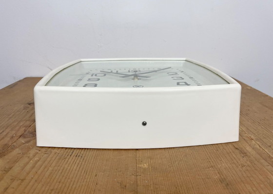 Image 1 of Witte Sovjet industriële bakelieten wandklok van Strela, jaren 70.