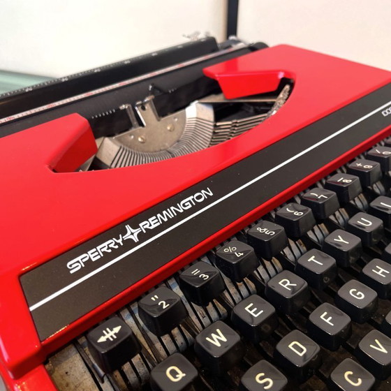 Image 1 of Sperry Remington Idol rote Schreibmaschine mit Etui, Baujahr 1980