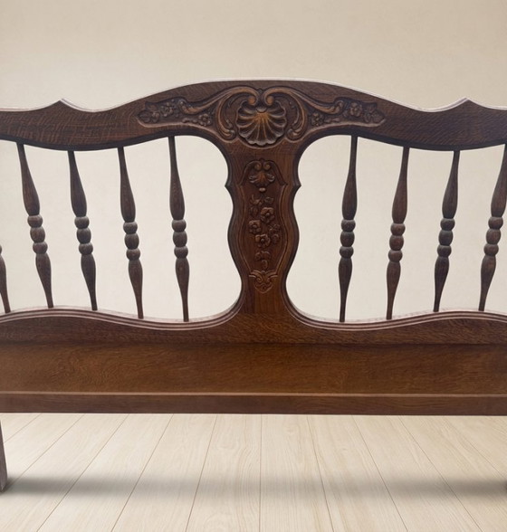 Image 1 of Vintage houten bedframe met houtsnijwerk, sierlijk hoofd- en voetbord, eerste helft 20e eeuw