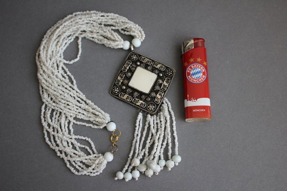 Image 1 of Collier en perles de rocaille blanches, multi-rangs avec un grand pendentif, style ethnique, fait main