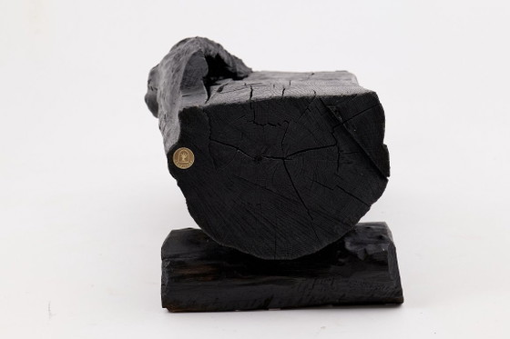 Image 1 of Bank van massief verkoold hout van Logniture – een organisch, modern en sculpturaal zitmeubel.