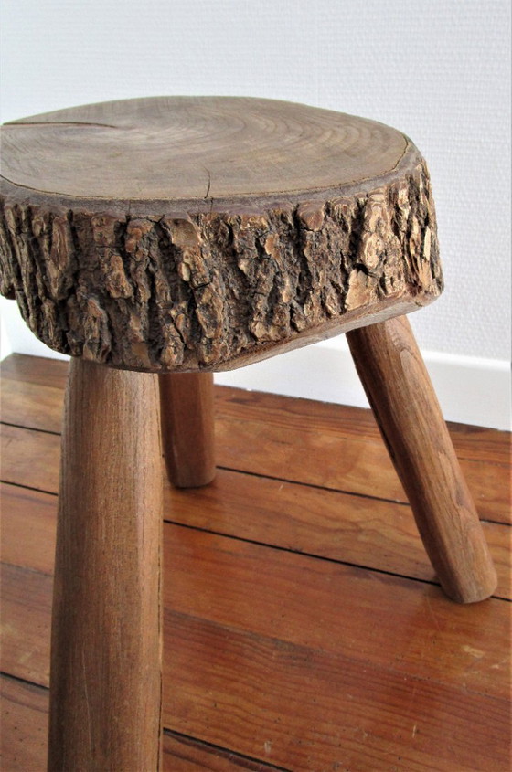Image 1 of Dreibeiniger Hocker aus Holz französische Volkskunst