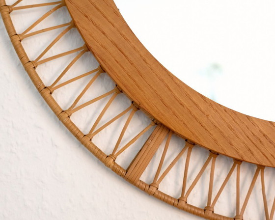Image 1 of Oost-Duitse ronde wandspiegel van hout en riet – Vintage jaren 70 Boho Mid Century spiegel