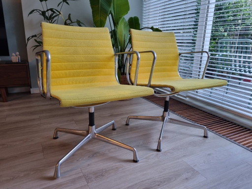 2x Vitra Eames EA108 in Hopsakgelb
