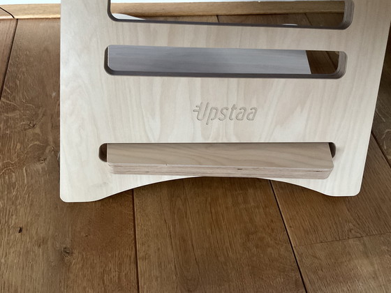 Image 1 of UPSTAA-Berken sta bureau 