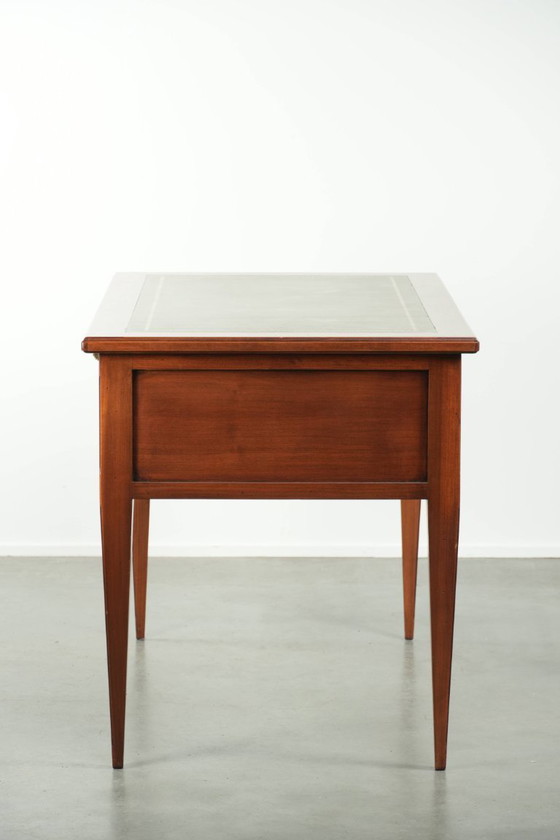 Sierlijk bureau in Engelse stijl met een groen leren blad met prachtige goudkleurige details en vijf lades (photo 6 of 14)