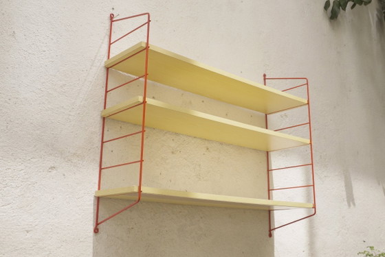 Estantería de pared estilo Tomado String, alambre de metal rojo, chapa de roble, estilo escalera de mediados (photo 7 of 23)