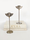 Par de candelabros posmodernos de la década de 1980 | Acero inoxidable y latón con diseño de alas