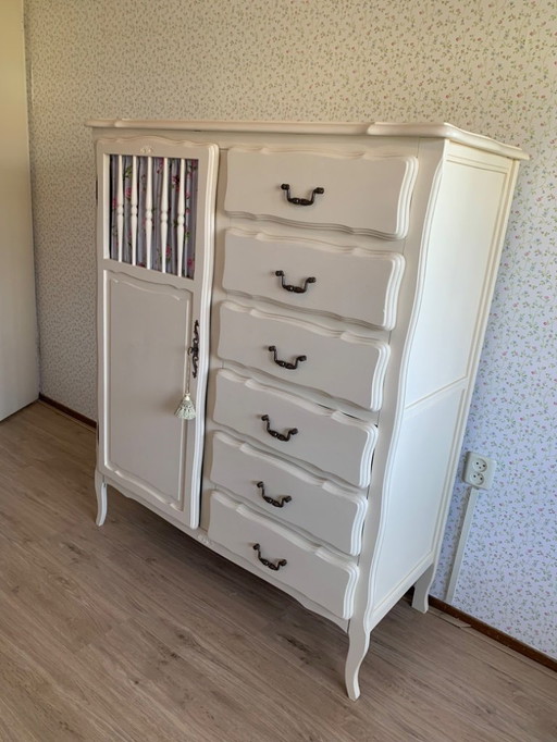 Witte kast met lastjes en spijltjes prachtig