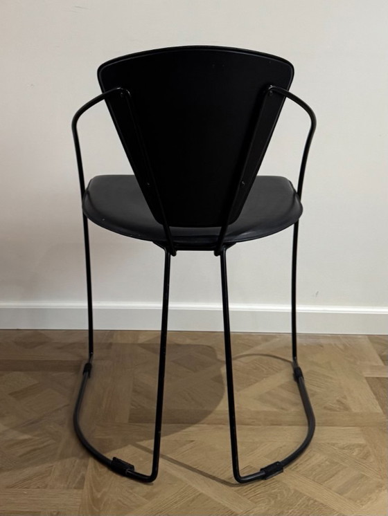 Image 1 of Set van 6 moderne Italiaanse stoelen van zwart metaal en leer, jaren 80