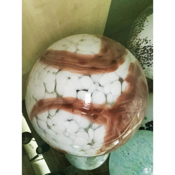 Image 1 of Pendente contemporaneo a forma di macchia bianco latte con sfera marrone in vetro di Murano