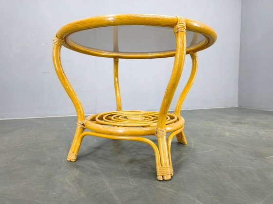 Image 1 of Mesa de centro italiana de ratán de mediados de siglo con tapa de cristal, década de 1960.