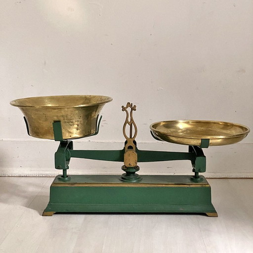 Cast iron Roberval balance with copper pans