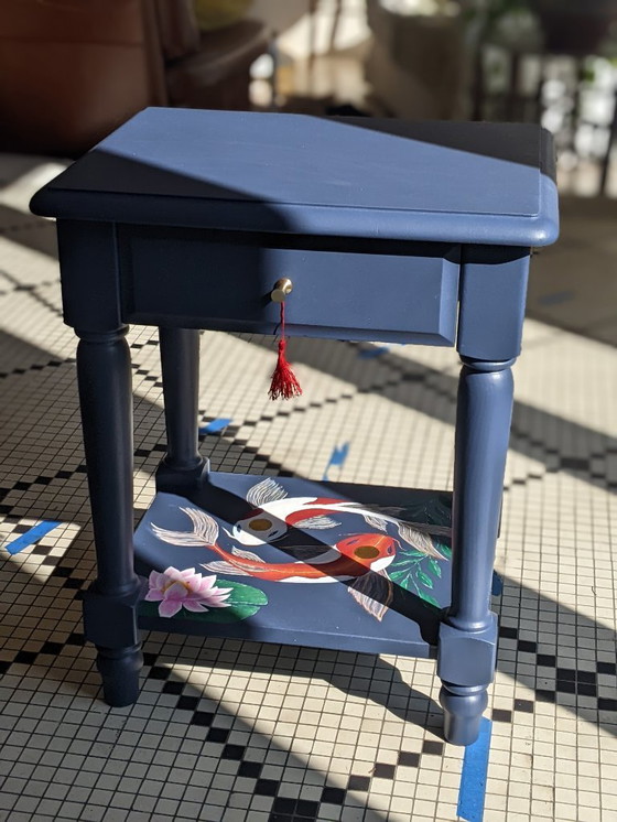 Image 1 of Mesita de noche antigua restaurada, acabado mate azul profundo, decoración de carpas koi pintadas a mano.