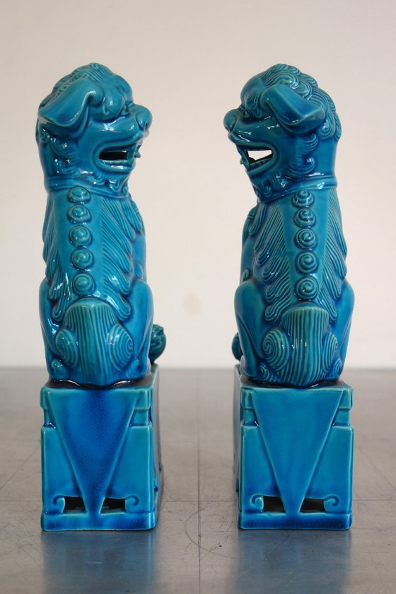 Image 1 of Pareja de perros Foo de porcelana vidriada azul, China, década de 1960.