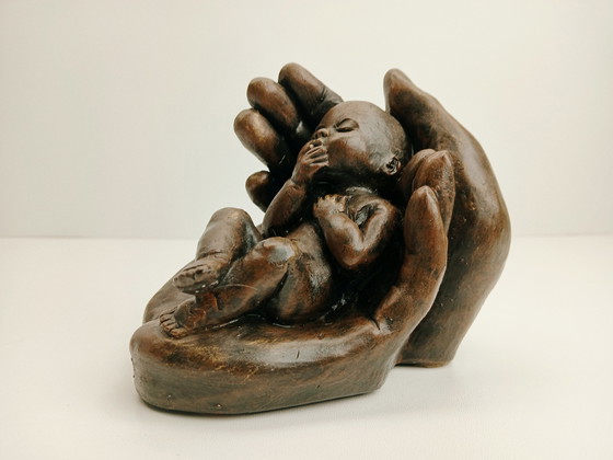 Image 1 of Beeldje Baby in Handen - Mat Wanders