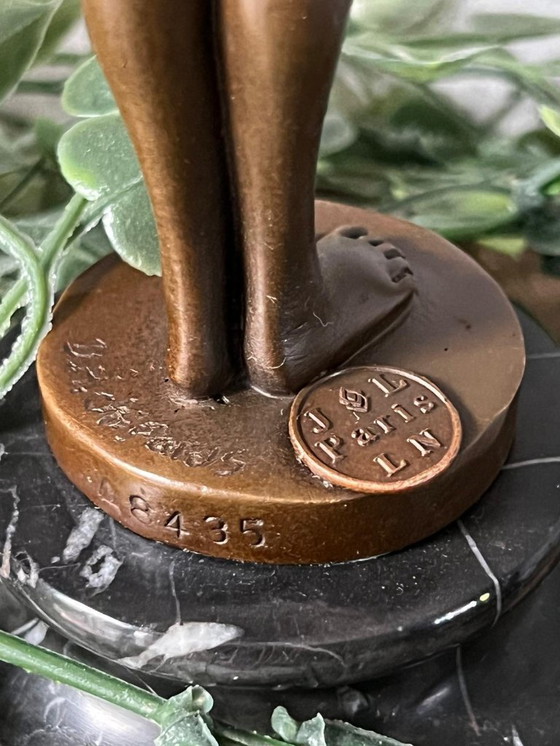 Image 1 of Bronzeskulptur einer stehenden Dame auf Marmorsockel