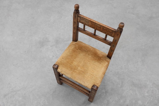 Image 1 of Sedia laterale spagnola in rovere intagliata a mano del XIX secolo con seduta in velluto