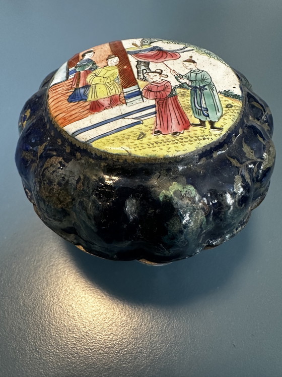 Scatola in Rame Smaltato di Canton con Decorazione a Figure – Cina – Fine XVIII Secolo (photo 3 of 13)