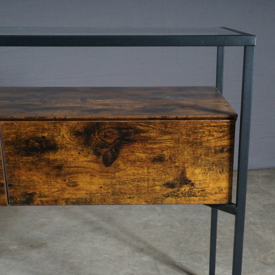 Industrieller Beistelltisch – schwarzes Metall – Glas – Holzschubladen – Beistelltische, Vintage (photo 9 of 9)