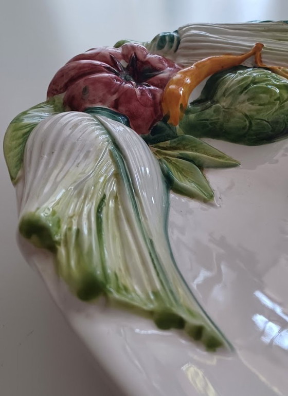 Image 1 of Fuente italiana de mediados de siglo. Barbotina pintada a mano y marcada.