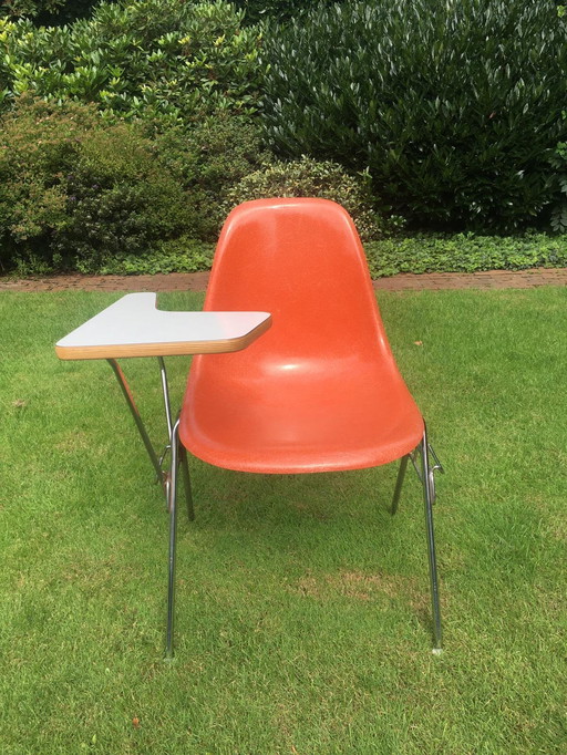 1 x Eames DSS-TA, Beistellstuhl in Esshöhe, Tischarm, Stapelgestell