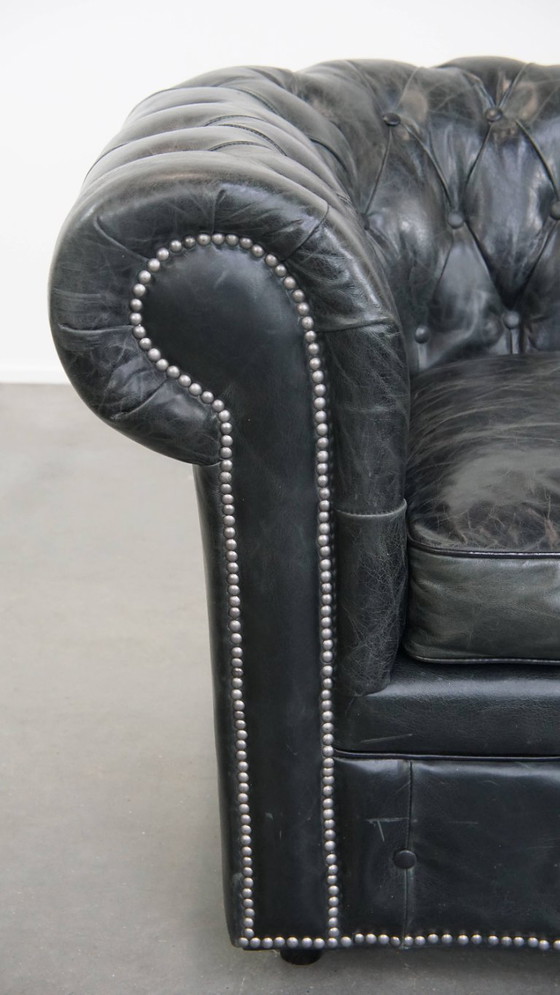 Image 1 of Ampia poltrona Chesterfield in pelle di mucca nera