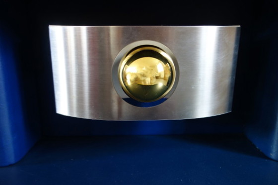Exclusivo par de mesitas de noche de estilo futurista, fabricadas en piel sintética y aluminio cepillado, (photo 11 of 17)