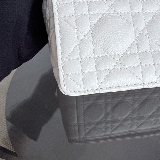Image 1 of DIOR CARO MEDIUM - PELLE DI VITELLO GRANATA CANNAGE, FERRAMENTA BIANCA ORO