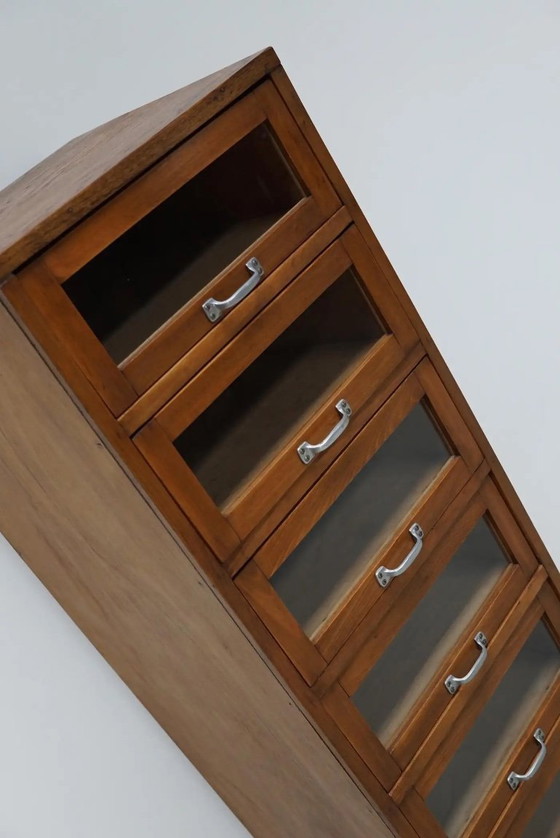 Image 1 of Armoire/vitrine de mercerie vintage allemande en hêtre/chêne, années 1950