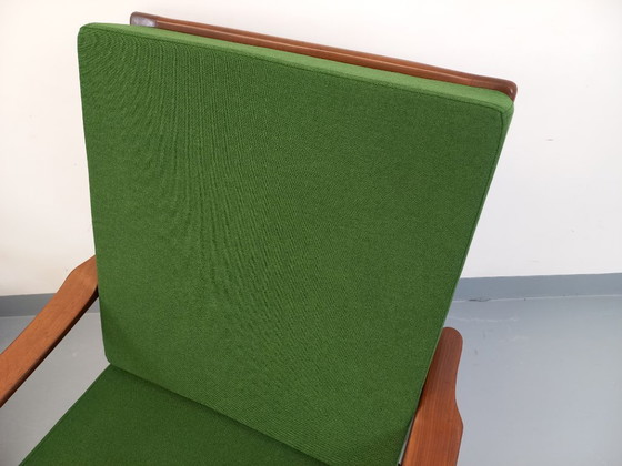 Image 1 of Een paar vintage Scandinavische fauteuils van teakhout met groene stof uit de jaren 60.