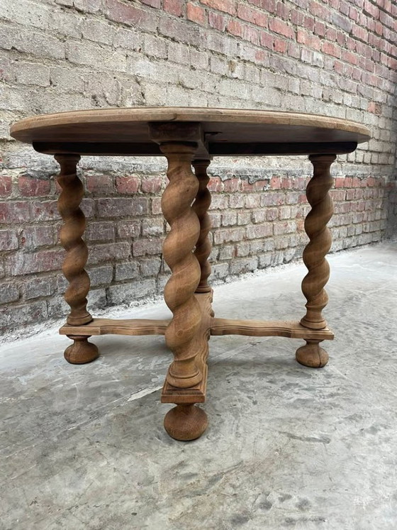 Image 1 of Affascinante tavolino rotondo in rovere sbiancato con gambe tornite
