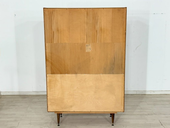 Image 1 of Pièce classique du design de 1966 : vitrine haute en placage noyer élégant / Vitrine vintage / Meuble de salon style Mid-Century