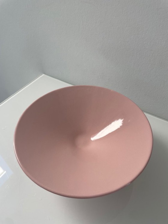 Image 1 of Cuenco moderno de cerámica rosa pastel con pie de 25 cm