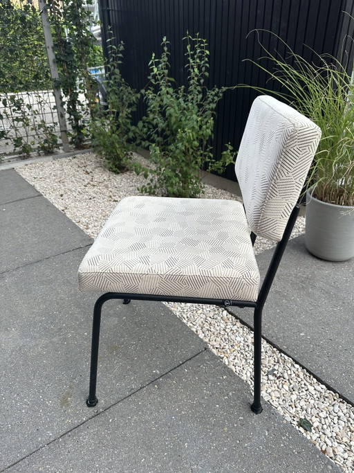 2 x Esszimmerstuhl Monday ohne Armlehnen – schwarzes Gestell
Bezug: Kvadrat – Febrik – Razzle Dazzle – 116

