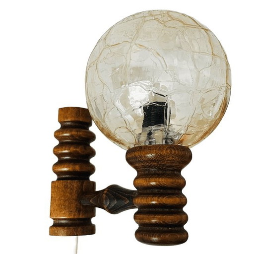 Applique murale vintage milieu du siècle, en bois massif, boule en verre irisé couleur pêche, années 1970