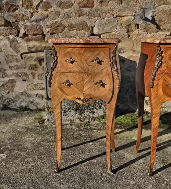 Image 1 of Set van 2 Franse vintage marqueterie nachtkastjes - Marmeren en houten nachtkastjes - Louis XV-stijl - jaren 70
