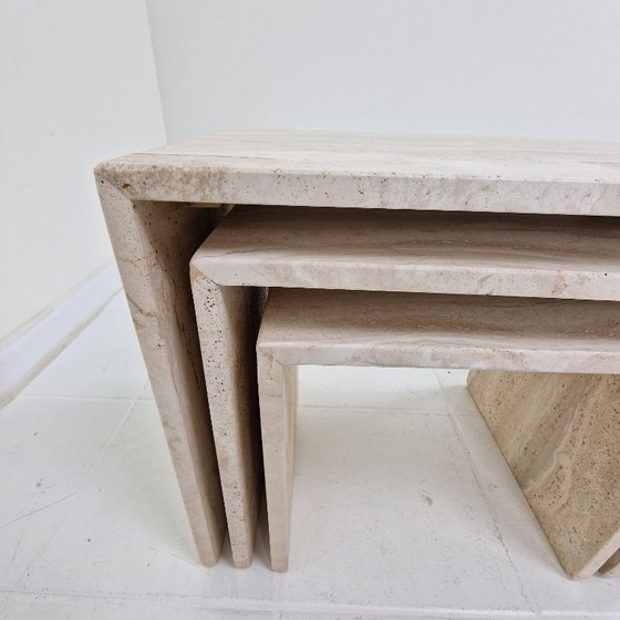 Image 1 of Italienische Beistelltische aus Travertin mit Rillenmuster aus den 1980er Jahren – 3er-Set