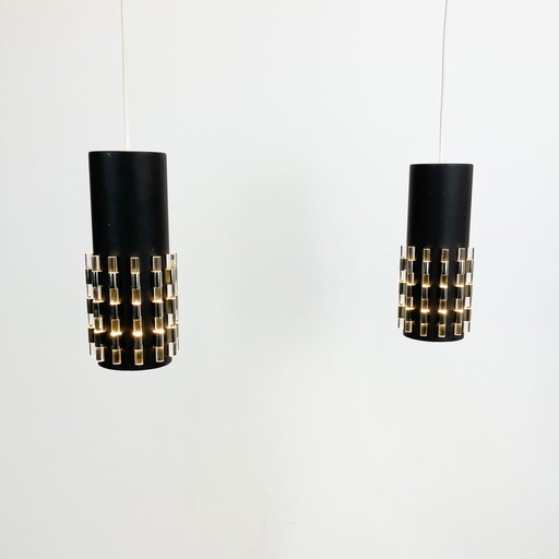 2 lampes suspendues de staff zumtobel, métal laqué noir et plexiglas, années 1960