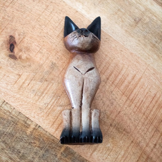 Image 1 of Ensemble vintage de chats siamois en bois sculptés à la main : deux figurines de chats de style art populaire