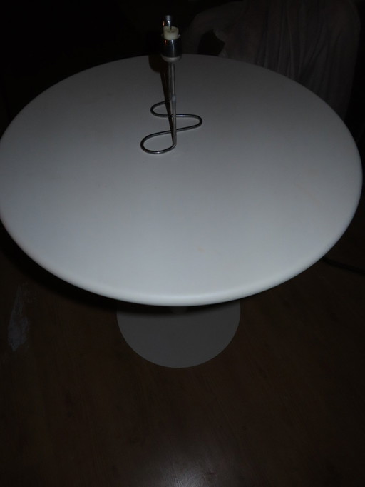Witte ronde MDF tafel diameter 70cm. Eventueel met twee rotan stoelen (zie andere advertentie)