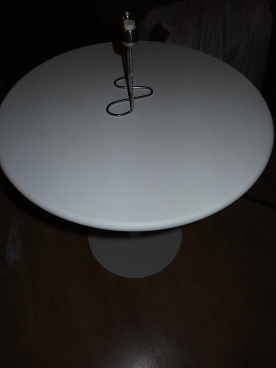 Image 1 of Witte ronde MDF tafel diameter 70cm. Eventueel met twee rotan stoelen (zie andere advertentie)