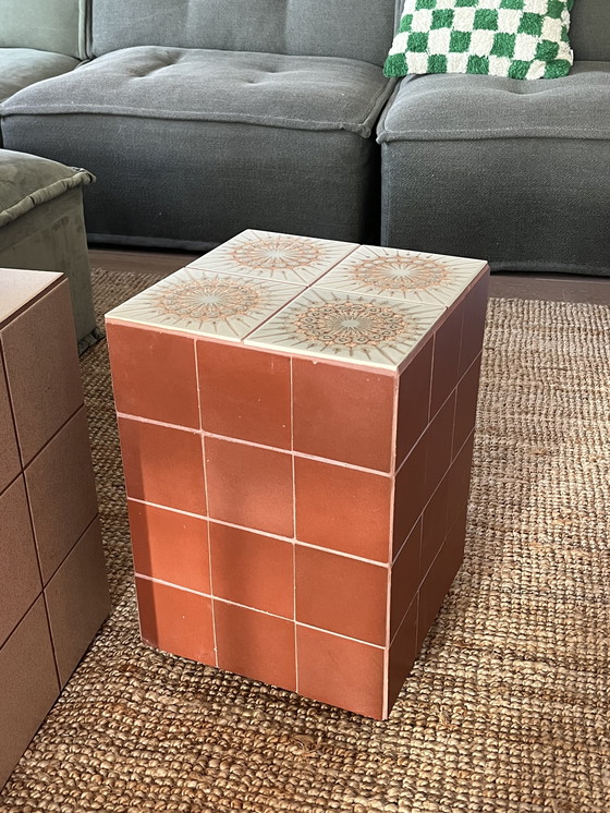 Image 1 of Carreaux anciens sur une petite table