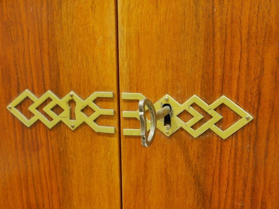 Image 1 of Credenza vintage anni '60, stile moderno di metà secolo, impiallacciatura di noce, cassettiera con chiave, Germania.
