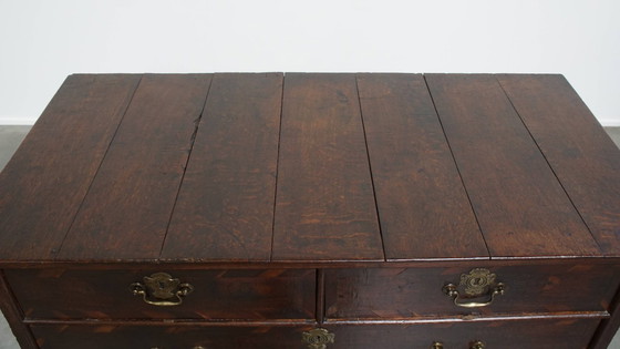 Image 1 of Englische antike Kommode aus Eiche mit Intarsien aus verschiedenen Holzarten